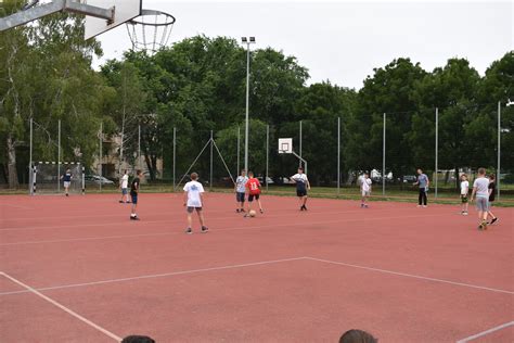 Iskolai sportpálya és oktatási környezet