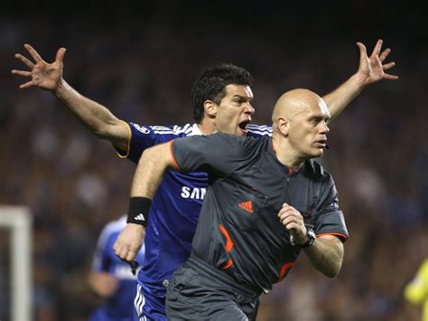 Tom Henning Övrebö és a feldühödött Chelsea játékosok