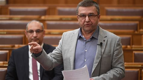 Jégkorongozó gyerekek életkor szerinti csoportokban