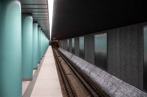 A Stadion metróállomás szivárványos falfestménye közelről