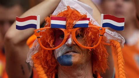 Labdarúgó mérkőzés holland és francia szurkolókkal