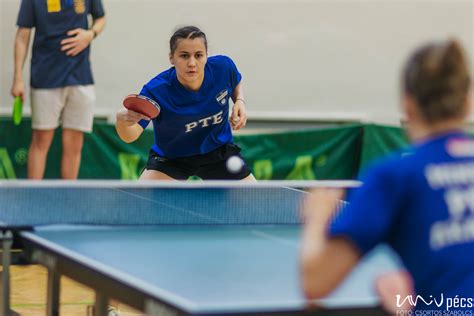 Asztalitenisz mérkőzés közben, egy látványos ütés pillanata
