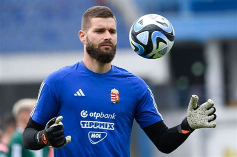Szappanos Péter, a magyar válogatott kapusa védés közben