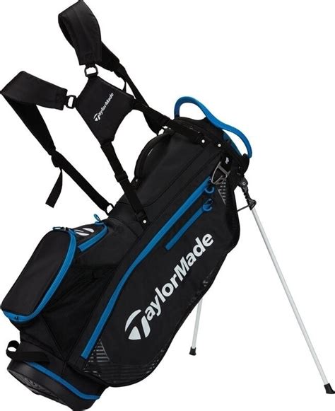 Modern golfütők és golflabdák a Pro Shopban