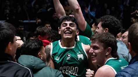 Emiliano Lezcano, Ferro Carril Oeste játékos, dobás közben