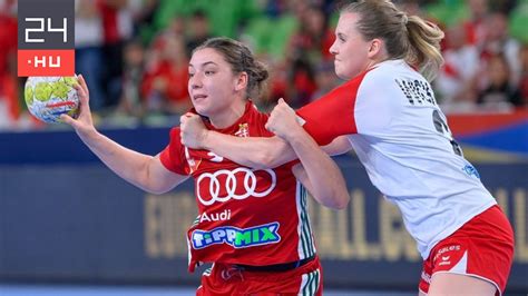 Kép egy kézilabda csapatról, amint ünneplik a győzelmet