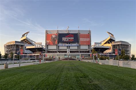 A Denver Broncos logója és a stadion, az Empower Field at Mile High