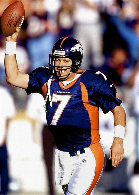 John Elway a Denver Broncos quarterbackje akcióban