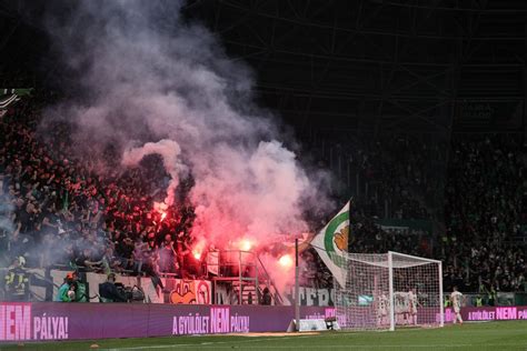 Zöld-fehér és lila-fehér szurkolói sálak a Ferencváros és az Újpest színeiben