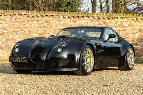 Szalai Ádám a Wiesmann GT MF5 sportautójával