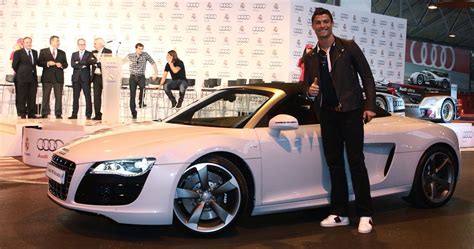 Cristiano Ronaldo az Audi R8 sportautójával