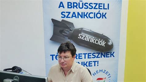 Egy újságíró dolgozik egy polarizált politikai környezetben