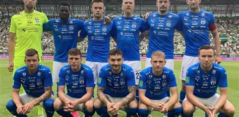 A Kí Klaksvík játékosai ünneplik a győzelmet