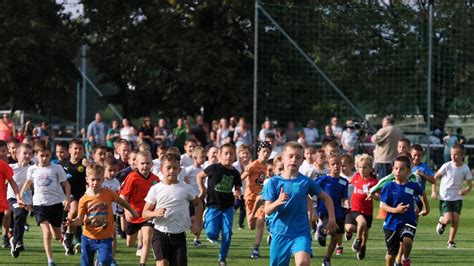Gyermek sportolók futópályán