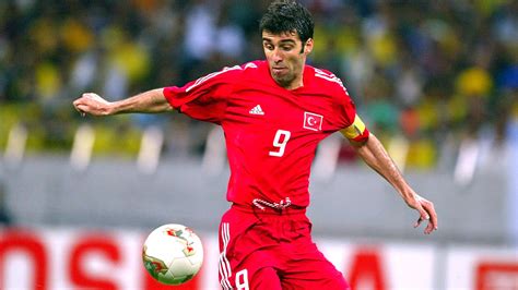 Hakan Sükür ünnepli a gyors gólját a bronzmérkőzésen
