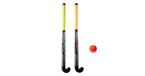 Fiatal játékosok floorball ütőkkel és labdával
