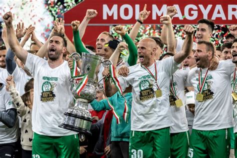 A Paksi FC játékosai ünneplik a kupagyőzelmet a Puskás Arénában