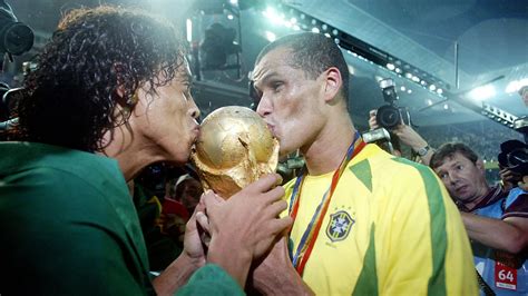 A 2002-es brazil világbajnok csapat ünneplése Scolarival