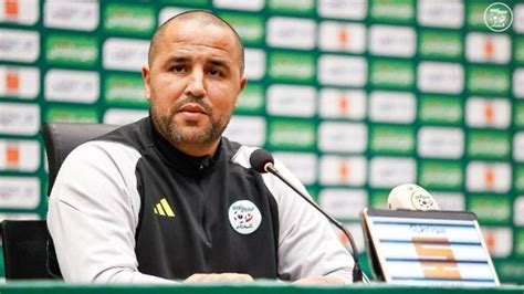 Madjid Bougherra és Calum Murray játékvezető az incidens során