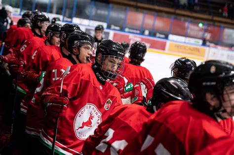 Az U20-as világbajnokság trófeája a kezdőrúgás előtt