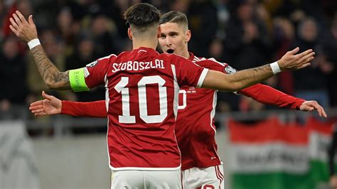 Szoboszlai Dominik a magyar válogatott mezében a pályán