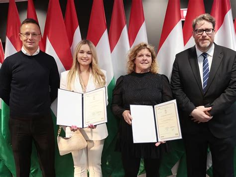 Puskás Ferenc unokája az állampolgársági ünnepségen, igazolásával