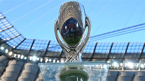 Az UEFA-szuperkupa trófeája