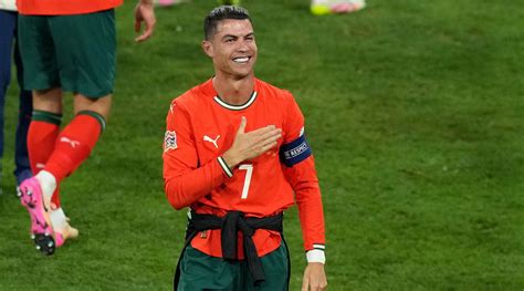 Cristiano Ronaldo ünnepli a Nemzetek Ligája trófeát