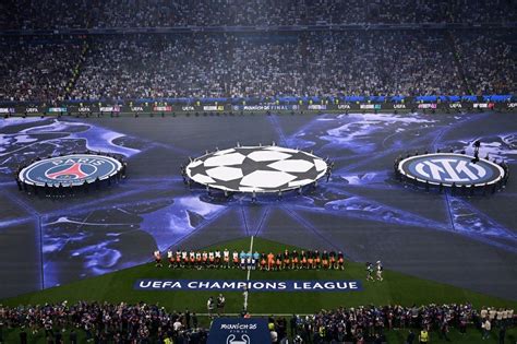 A müncheni futballaréna esti fényben a döntő előtt