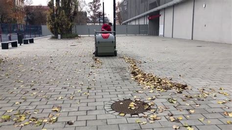 Takarítócsapat munka közben a stadion öltözőiben