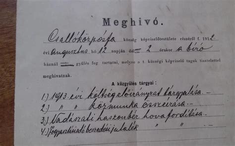 Régi újságkivágások és iratok halmaza
