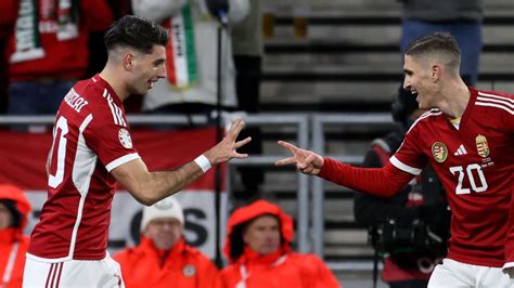 két játékos egymás ellen játszik a kanapén FIFA 19-et