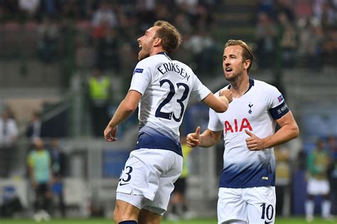 A Tottenham Hotspur három gólszerzője, Harry Kane, Christian Eriksen és Son Heung-min ünnepli gólját