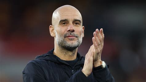 Pep Guardiola taktikai utasításokat ad a játékosainak