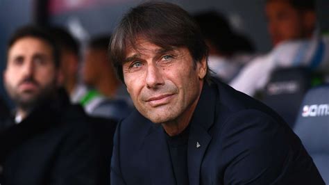 Antonio Conte hevesen reklamál a kispadnál