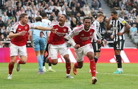 Arsenal játékosok egy kemény meccs közbeni akcióban