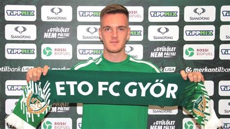 Csontos Dominik a Ferencváros mezében a pályán
