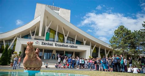 A zánkai Erzsébet-tábor madártávlati képe a Balaton partján