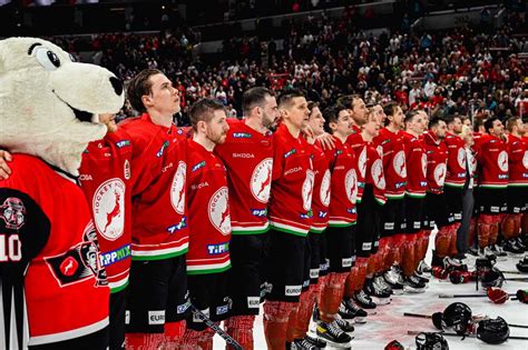 Magyar Jégkorong Szövetség logója, magyar és ukrán zászlók, valamint gyerekek jégkorongfelszerelésben