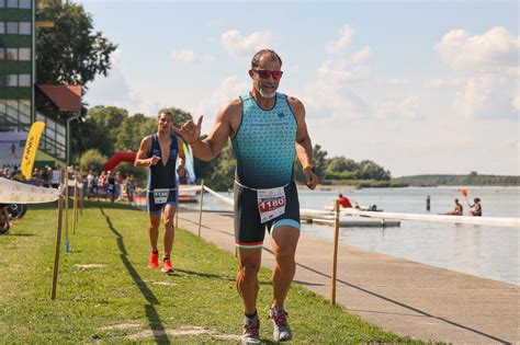 Triatlon versenyzők a Fadd-Dombori holtágnál