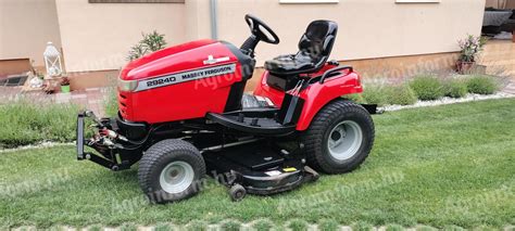 korszerű fűnyíró traktor a pályán