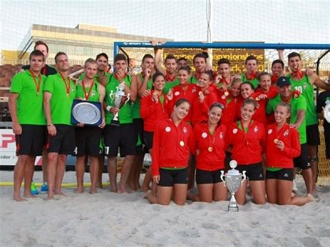 Női strandkézilabda válogatott ünneplése