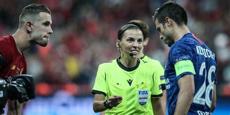 Stephanie Frappart játékvezető és a két csapatkapitány, Jordan Henderson és César Azpilicueta