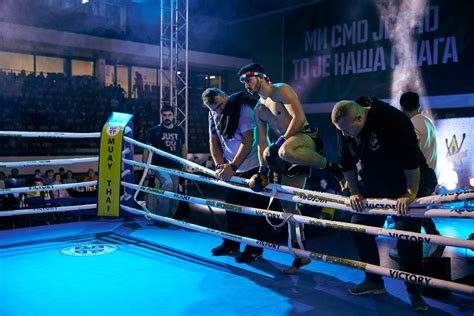 Ökölvívó edző a ring mellett