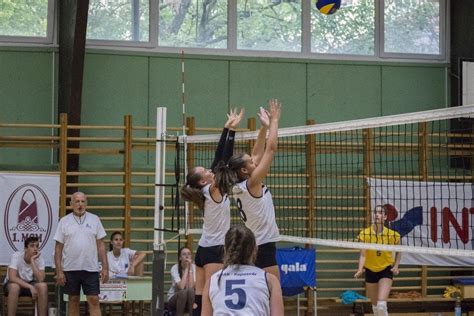 Amatőr röplabdázók akcióban a pályán