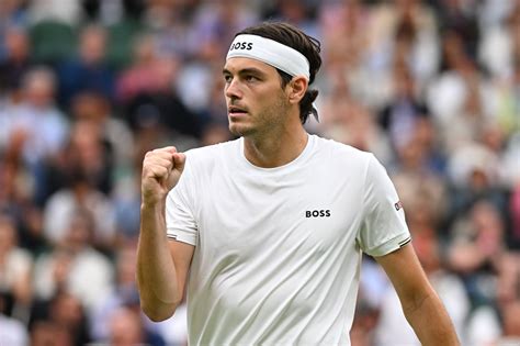 Taylor Fritz teniszütővel