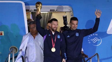 Lionel Messi emeli a világbajnoki trófeát 2022-ben