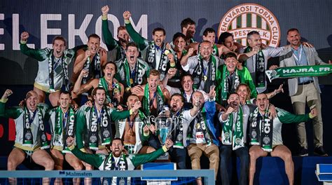 Paksi FC játékosok ünneplik a gólt