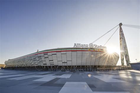Az Allianz Stadion látképe és a Juventus vezetősége
