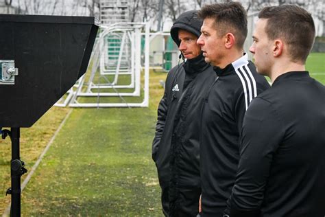 játékvezető figyelmeztetést ad a szabálytalankodó játékosnak